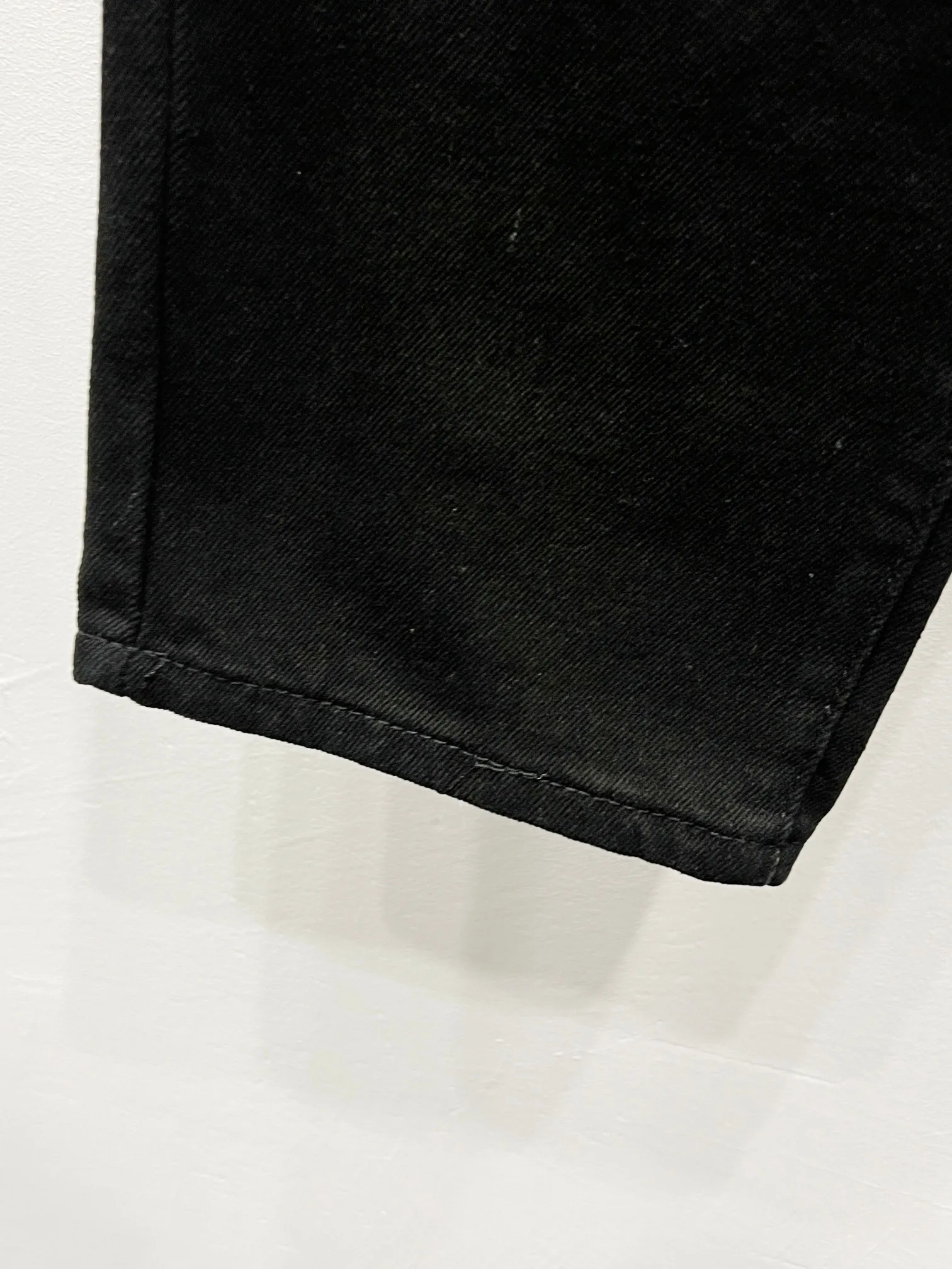 P260 Style number: (c015) Chrome hearts Cross patch leather jeans workwear logging pants Chrome hearts logging pants are here! ! ! CH Croix Heart Double Knee Cross Patch Leather Bo1 Style Logging Pants Straight-leg Work Pants B136 Croix Heart Cross Sanskrit Overalls Price 4W Level, Patched Cross Pattern Decoration, High Waist Washed Jeans! ! Absolutely high-end luxury products, 1.9W level god-level single products, super popular products, made by top heavy industry, not to be missed. About Zangyin, this is an extremely luxurious fashion brand, which can also be called the nobles of the high street. It has always been an exclusive brand of some hipsters or rich second generation. Compared with ordinary high streets, it is more luxurious and noble. Compared with luxury brands, it has a more fashionable personality and has always been a brand that I have a special liking for. Imported yarn is custom-woven into a high-density twill canvas, which ensures a crisp silhouette while also making the fabric feel very delicate. It follows the B01 classic silhouette, with a crisp and stylish upper body. The ready-made garments are stone-ground and fermented, so they can be matched with any style. Buttons and brushed zinc are washed with genuine YKK retro metal products. Double-layered canvas on the front. Perfect details. All hardware is perfect. Size: s-XXL Color: Black